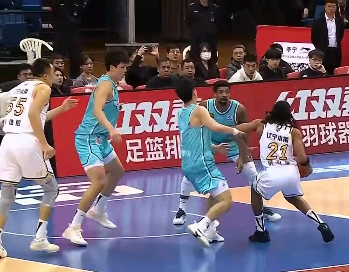 凯发体育平台-关于杨瀚森连得5分打停鹈鹕，下场与队友握手相互打气的信息