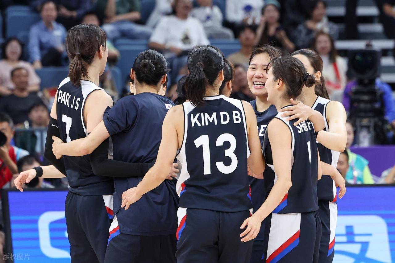 女篮亚洲杯决赛：澳大利亚半场54-43领先日本，田中心19分的简单介绍