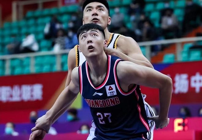 包含沙尔克球员集体伤退，阵容面临考验的词条