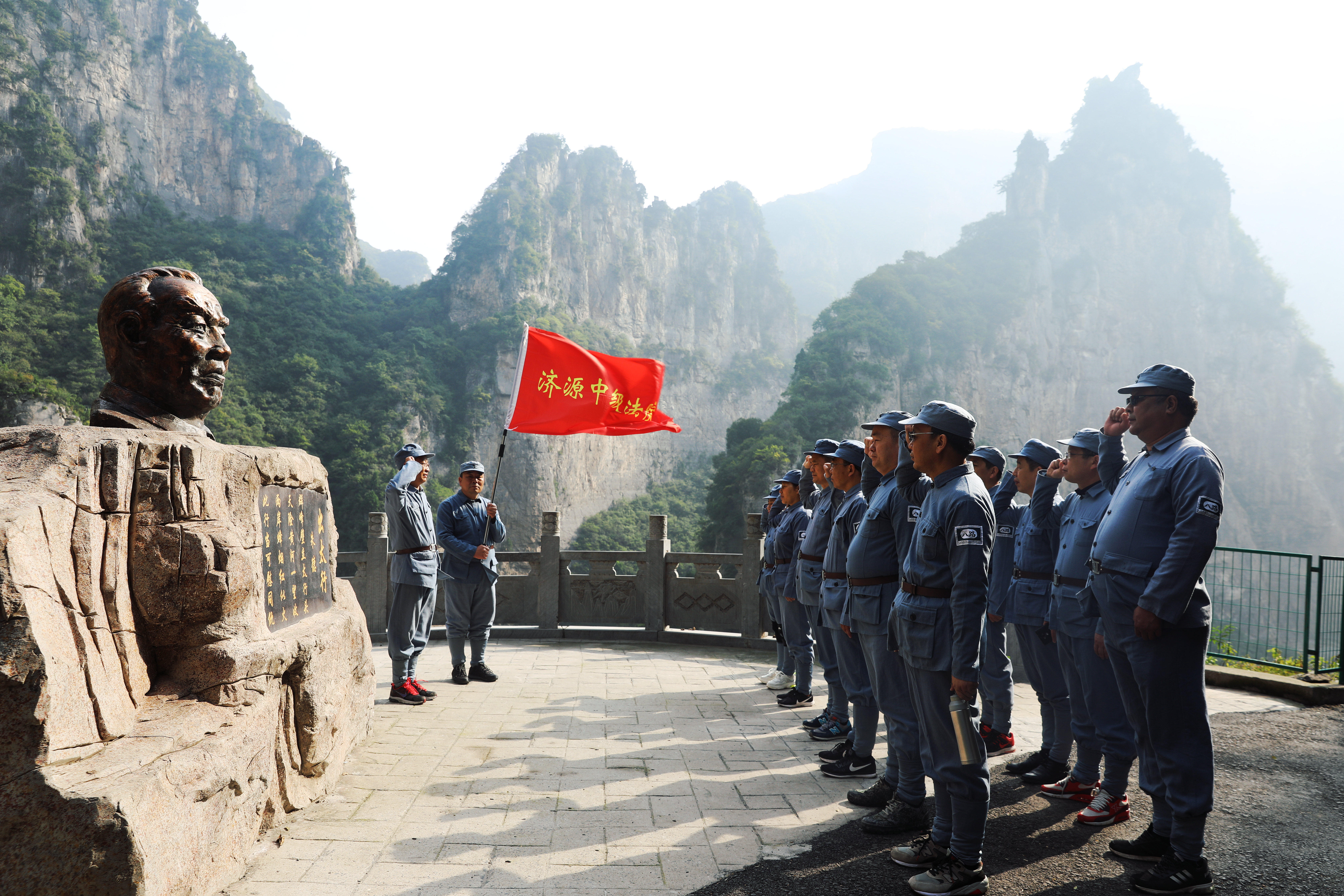 法兰克福青年队敢为人先，勇攀登峰